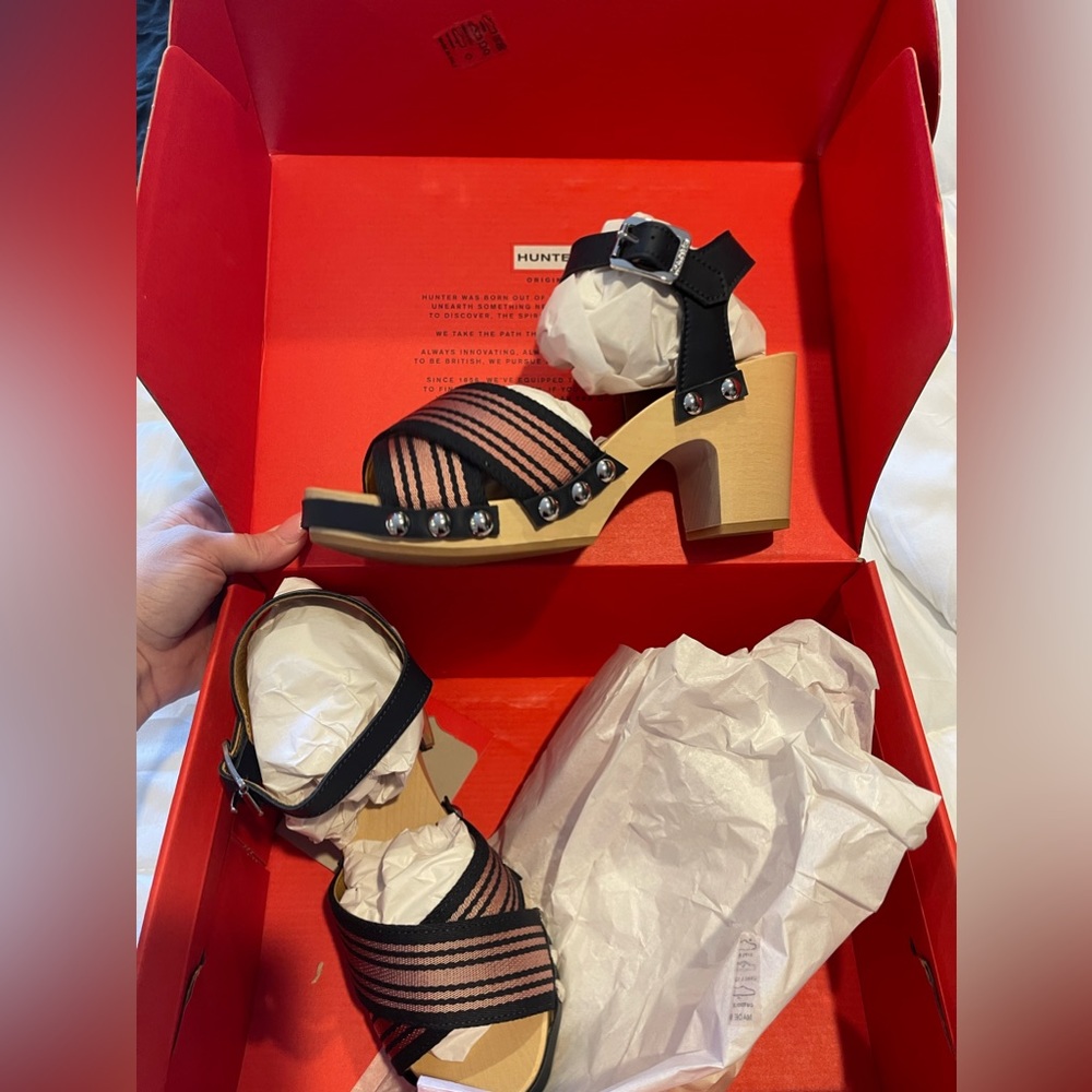 Hunter sandals never worn